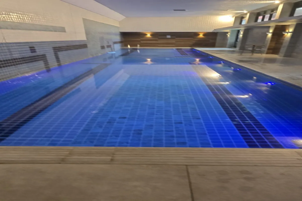 Manutenção de piscina semiolímpica de alto padrão para condomínios