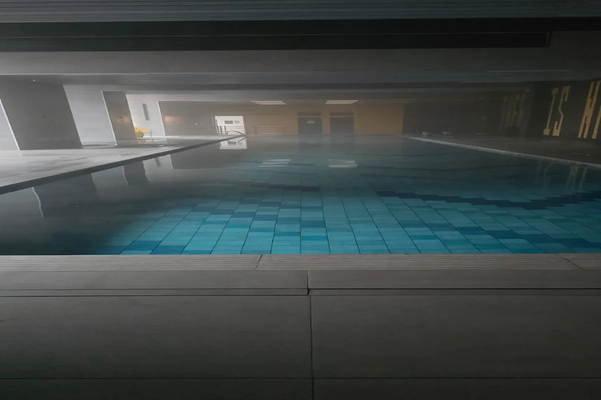 Piscina com água azul cristalina pós tratamento químico profissional