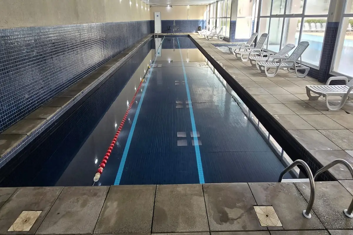 Instalação de iluminação LED e elétrica para piscina noturna