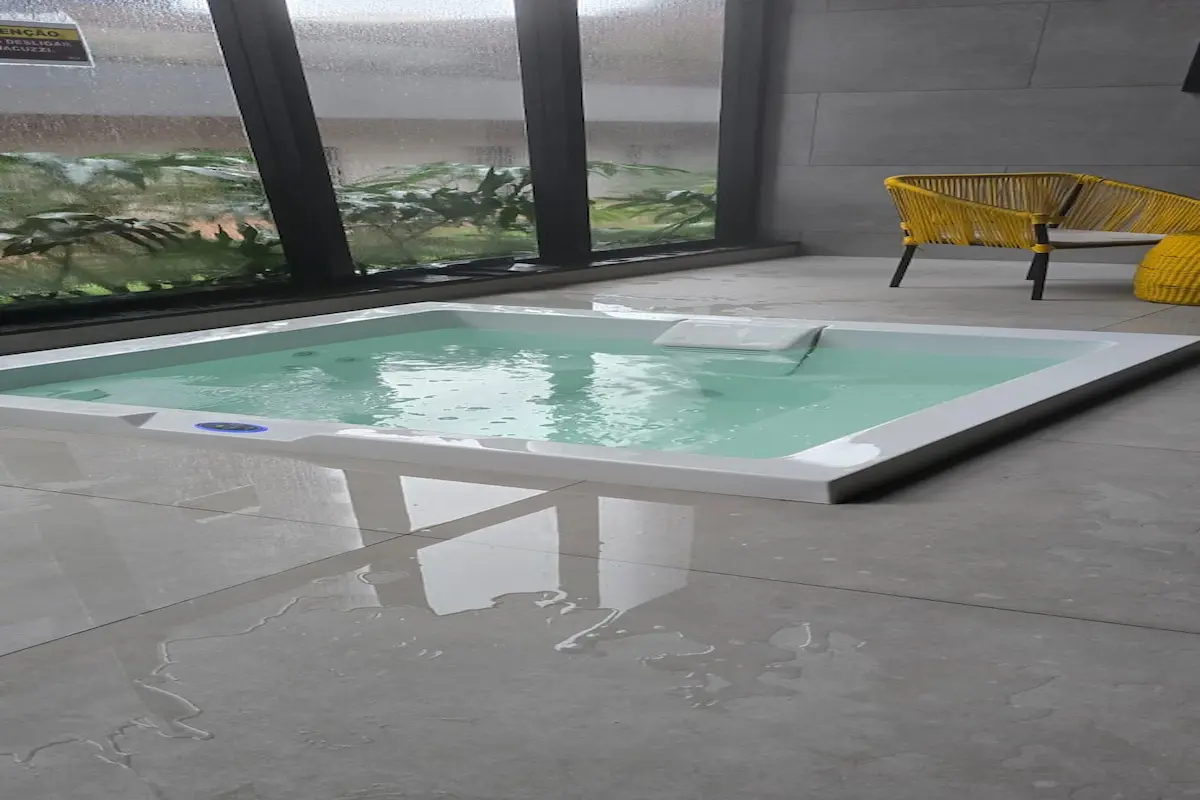 Limpeza de spa residencial de hidromassagem embutido
